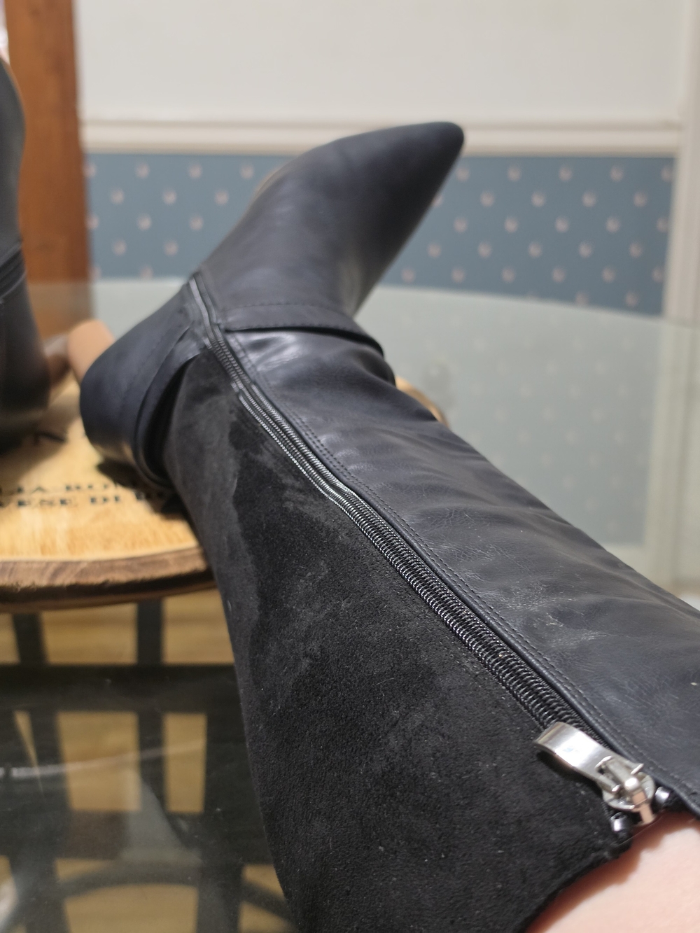 Sleek Black Pointed Knee-High Heeled Boots - Picture 3 of 14